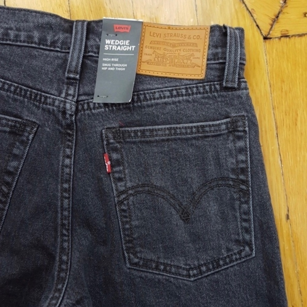 Levi’s wedgie straight fit NWOT - Picture 3 of 3